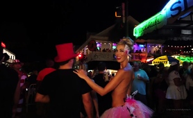 bodacious-blonde-puts-on-a-wonderful-strip-show-in-public