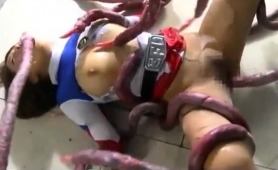 dazzling-japanese-babe-has-a-hung-monster-drilling-her-peach